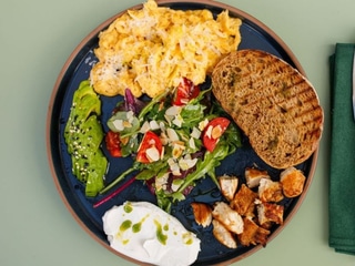 Скрембл з куркою та авокадо