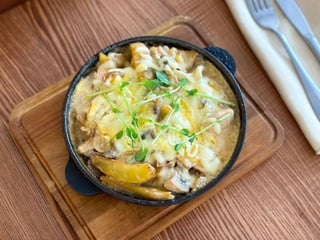 Сковорідка з курячим філе та грибами