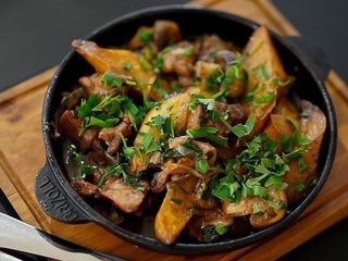 Сковорідка зі свининою та картоплею по домашньому