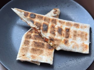 Лаваш з сиром та помідорами