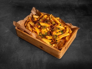 FRYTKI Z CHEDDAREM, JALAPENO, SZCZYPIORKIEM I PRAŻONĄ CEBULKĄ