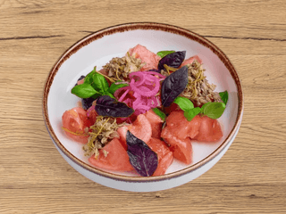 Sałatka z pomidorów z kachetyńskim olejem