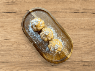 Smażone chinkali z jagodami i kremem 3 szt