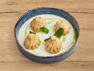 Smażone chinkali z grzybami w sosie serowym 4 szt