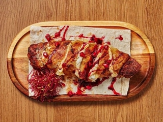 Pieczona polędwiczka wieprzowa z serem camembert i sosem żurawinowym