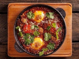 Печені яйця з пряним соусом