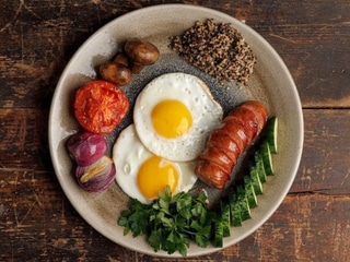 З вудженими ковбасками