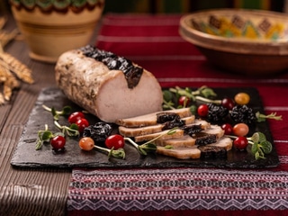 Свинна корейка з вудженими сливами