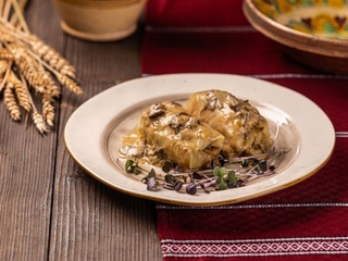 Голубці з підливою з білих грибів