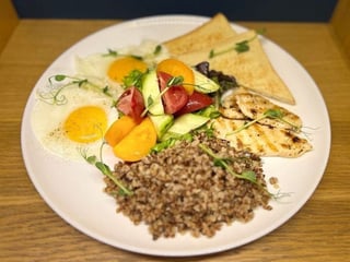 BALANCED BREAKFAST: buckwhest,chicken and vegetables