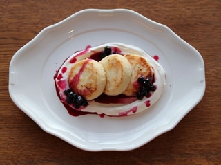 Сирники зі смородиною і сметаною