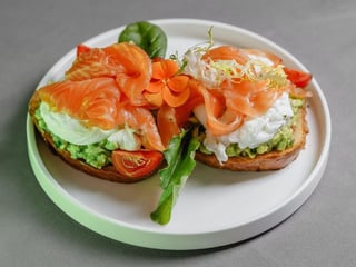 Авокадо тост з лососем 