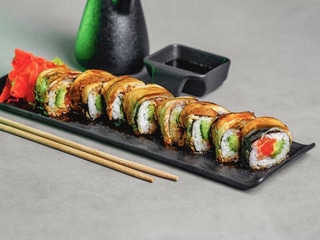 Рол з вугрем та лососем 