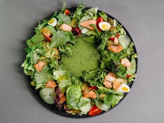 Салат з лососем гарячого копчення 