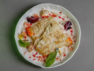 Тріска на вершковому соусі з морепродуктами 