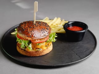 Бургер з рибною котлетою