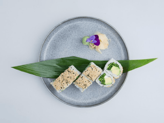 S62. Green sesame uramaki 6ks 🌱