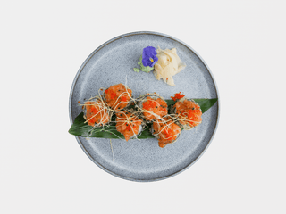S16. Salmon tartar crunchy roll, 8ks