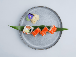 S69. Sake Tobiko Roll