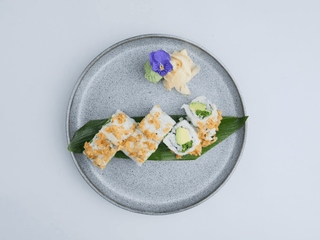 S63. Green onion uramaki 6ks 🌱