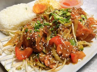 Żeberka pikantne na miodzie w aromacie trawy cytrynowej