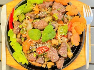 Wieprzowina na gorącym półmisku