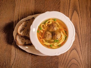 Курячий бульйон з мітболами