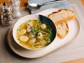 Курячий бульйон з мітболами