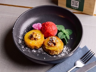 Запечені яблука з карамелізованими горіхами