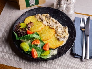 Деруни з вершково - грибним соусом