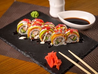 Рол з обпаленим лососем та креветкою