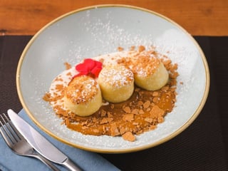 Сирники зі згущенкою та сметаною