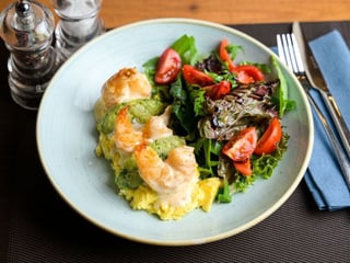 Скрембл з креветками та гуакамоле