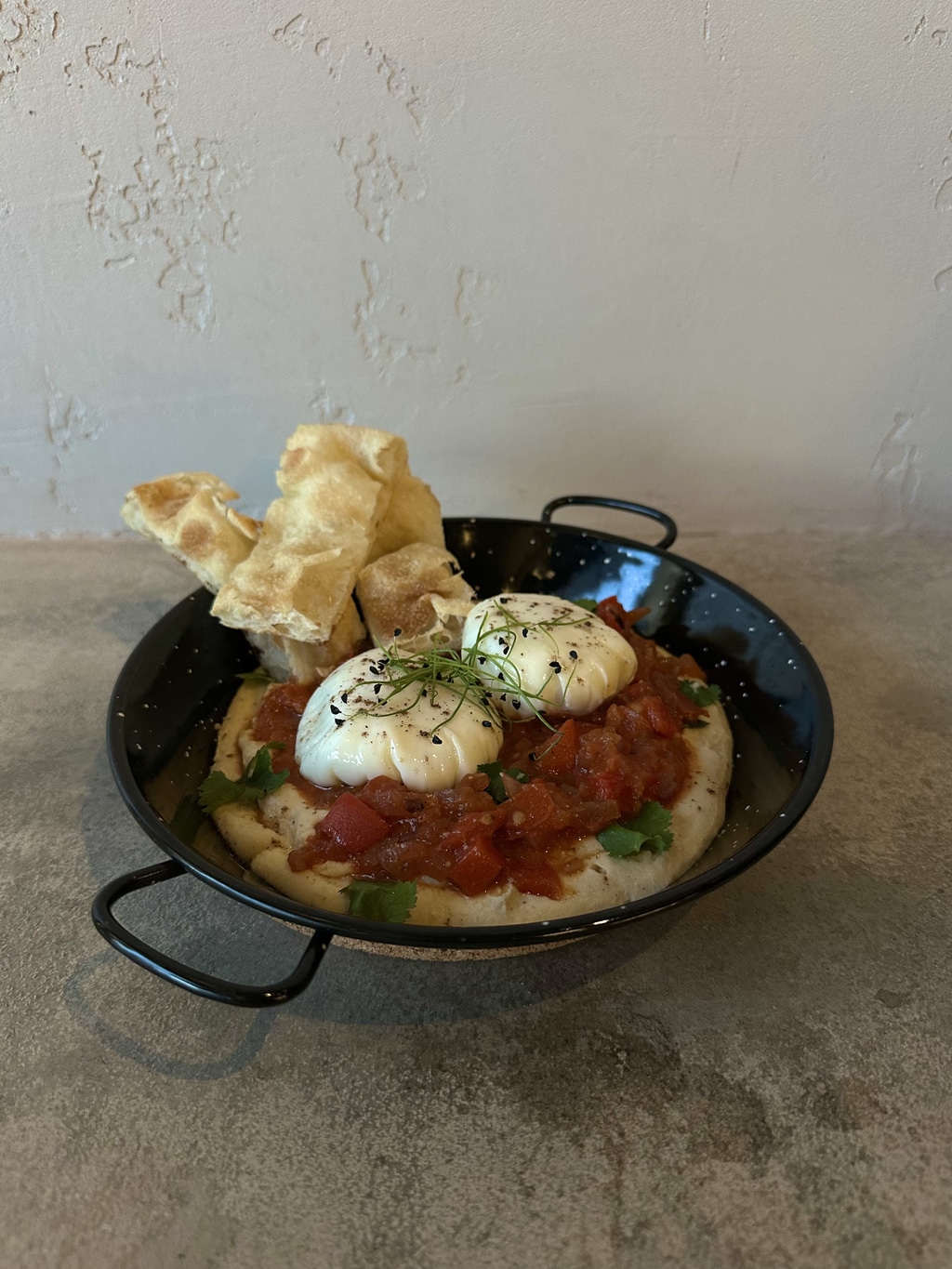 Shakshuka con hummus y focaccia, brunch en HAVEN Valencia