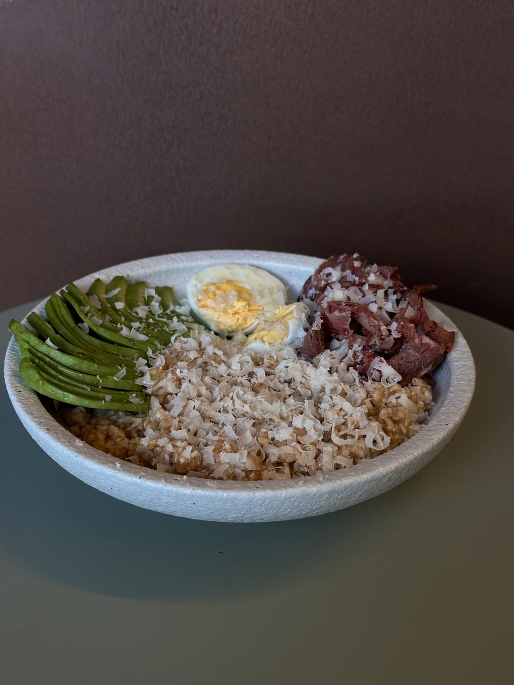 Avena salada con huevo, aguacate y pastrami en HAVEN