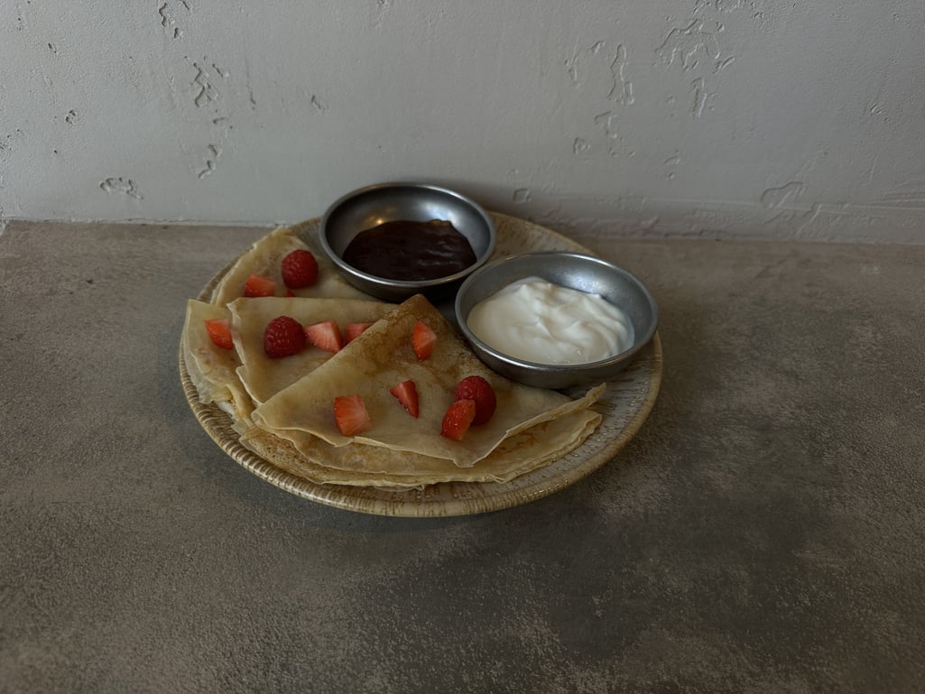 Crepe dulce con yogur griego y frutos rojos en HAVEN