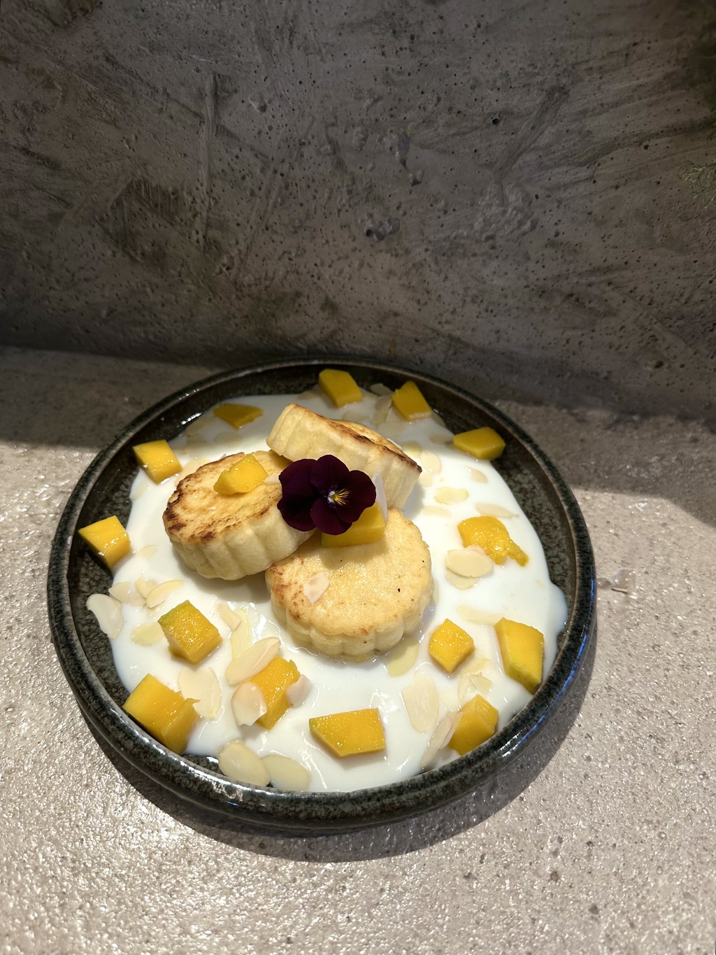 Syrniki de queso con yogur griego y fruta en HAVEN Valencia