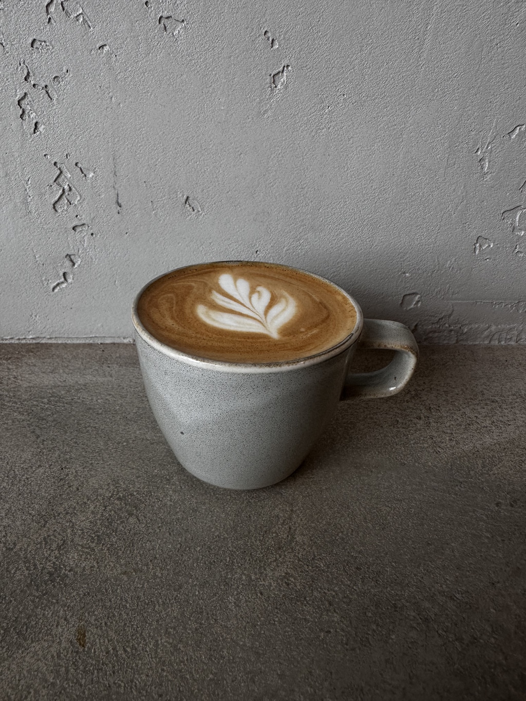 Flat White con arte latte en HAVEN Valencia
