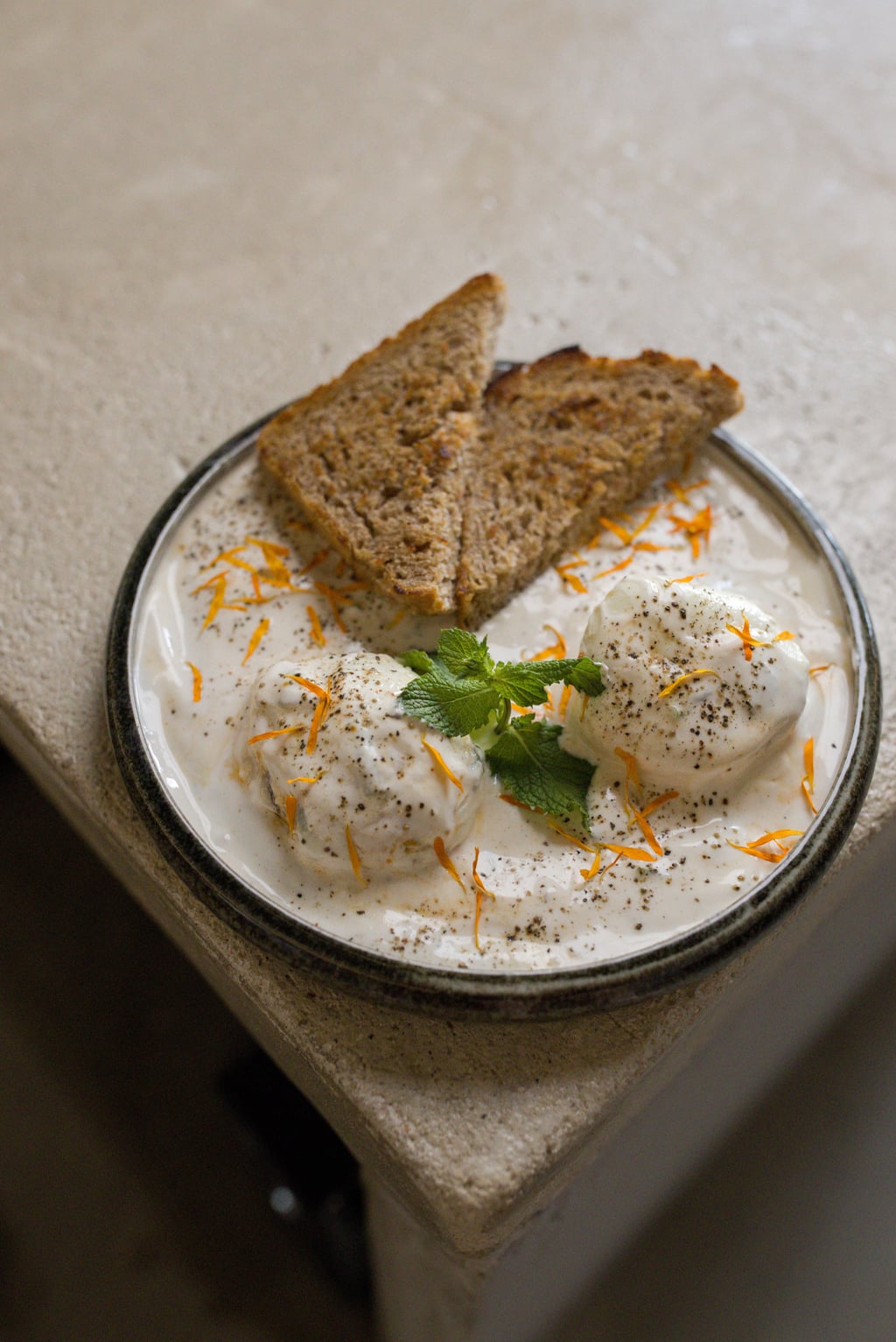 Huevos turcos con yogur griego y mantequilla de pimentón en HAVEN