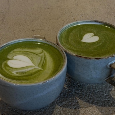 Dos matcha latte con arte latte en HAVEN, Valencia