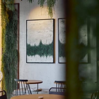 Interior luminoso con plantas de HAVEN, cafetería en Malilla