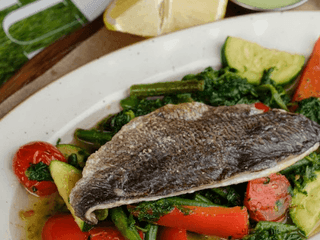 Філе дорадо зі смаженими овочами та пряним вершковим соусом