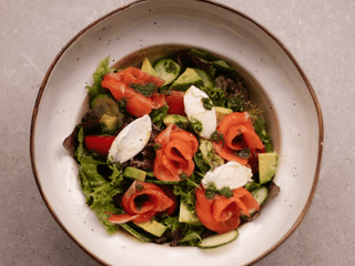 Салат з лососем та сиром Філадельфія