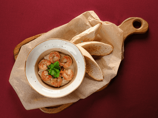 Хумус з овочами, зеленню та креветками