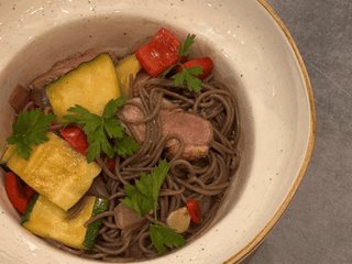 Локшина з качиною грудкою та овочами