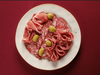 Добірка італійських м'ясних делікатесів