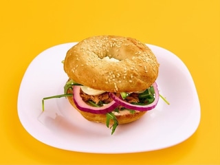 Bagel s tuňákem a vejcem