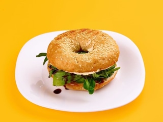 Bagel s vejcem a avokádem