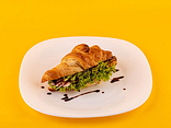 Croissant s lososem