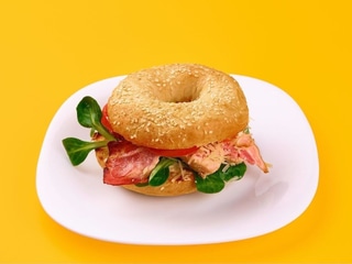 Bagel s vejcem a slaninou